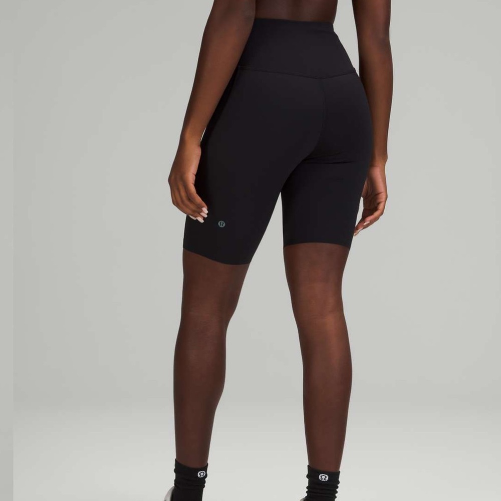 Lululemon Base Pace High-Rise Short 8"
Black Nulux size 8 EUC